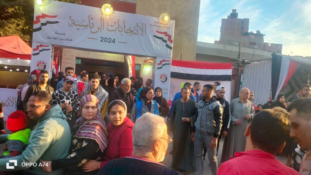 إقبالا كبيراً من الناخبين على اللجان الانتخابية للإدلاء بأصواتهم