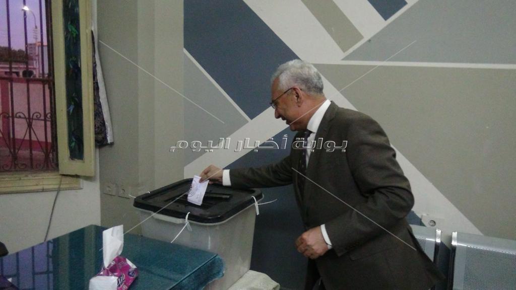 رئيس جامعة المنيا يدلي بصوته الانتخابي بمقر لجنته بمدرسة سعد زغلول