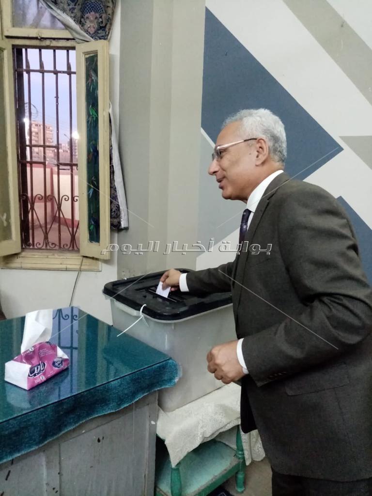 رئيس جامعة المنيا يدلي بصوته الانتخابي بمقر لجنته بمدرسة سعد زغلول