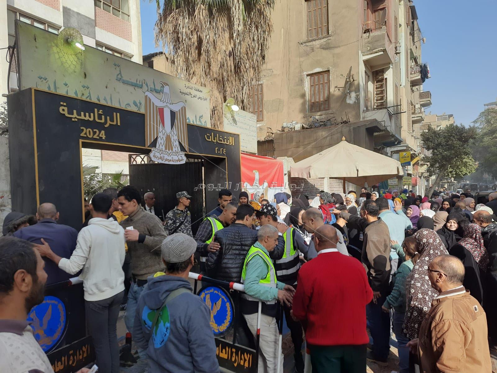 توافد المئات من المواطنون بمدرسة مكارم الأخلاق الاعدادية بنات بشبرا