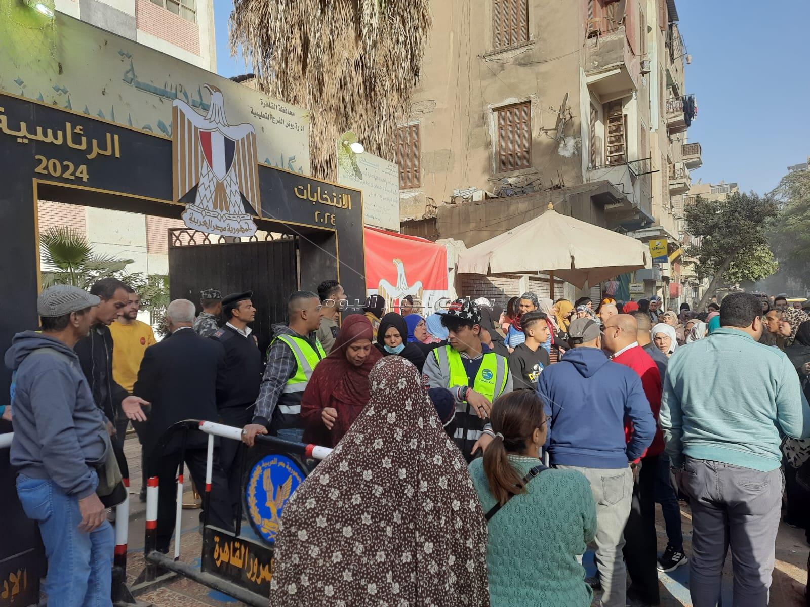 توافد المئات من المواطنون بمدرسة مكارم الأخلاق الاعدادية بنات بشبرا