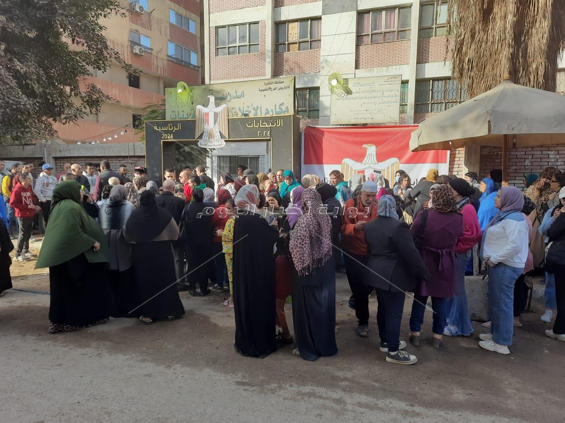 توافد المئات من المواطنون بمدرسة مكارم الأخلاق الاعدادية بنات بشبرا