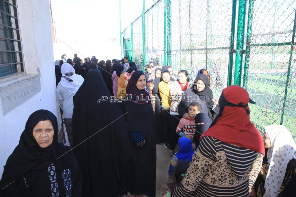 اقبال كبير من السيدات ومحافظ سوهاج  يتفقد لجان مركز طهطا