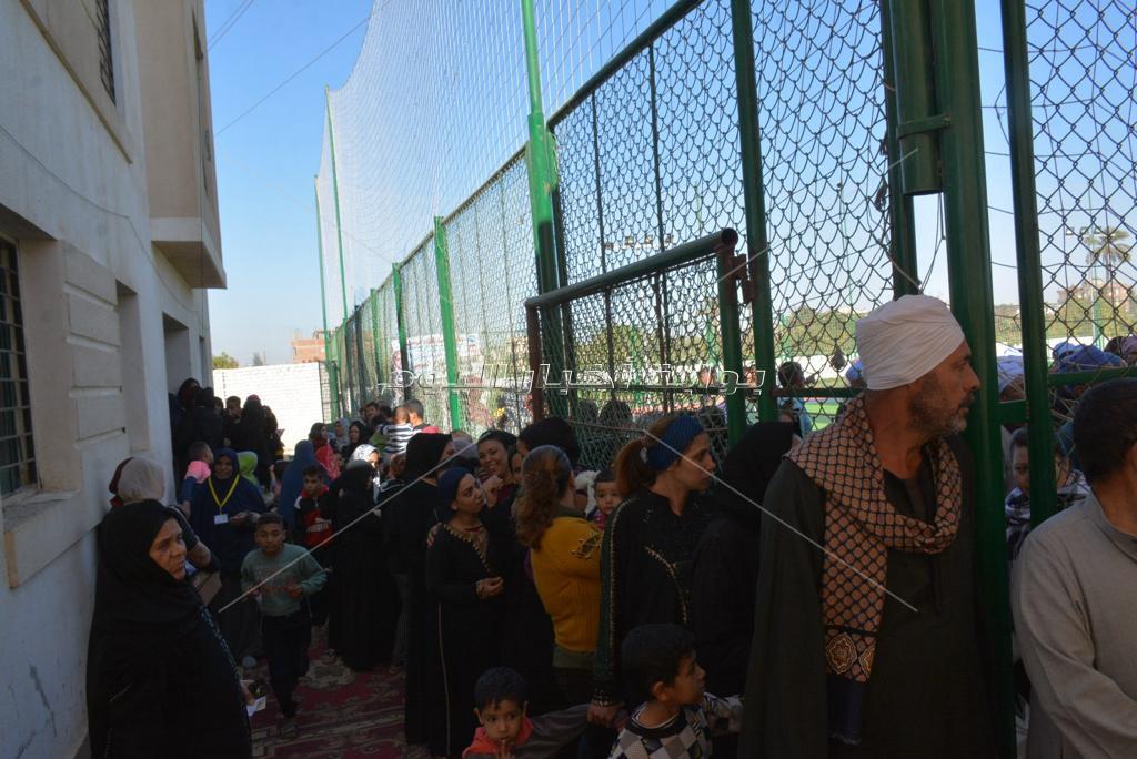 اقبال كبير من السيدات ومحافظ سوهاج  يتفقد لجان مركز طهطا