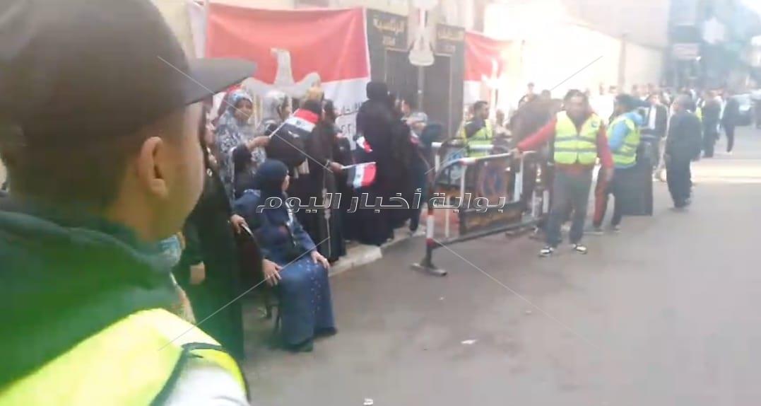 إقبال كثيف من النساء وكبار السن على مدرسة جواد حسني بشبرا
