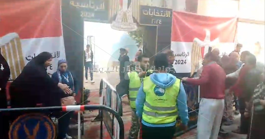 إقبال كثيف من النساء وكبار السن على مدرسة جواد حسني بشبرا