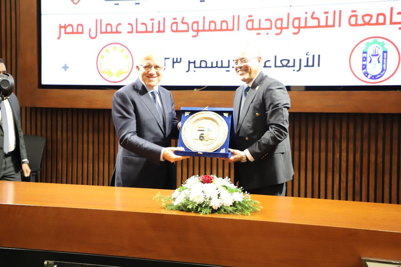 بروتوكول تعاون بين عمال مصر واتحاد الصناعات لإدارة الجامعة التكنولوجية 