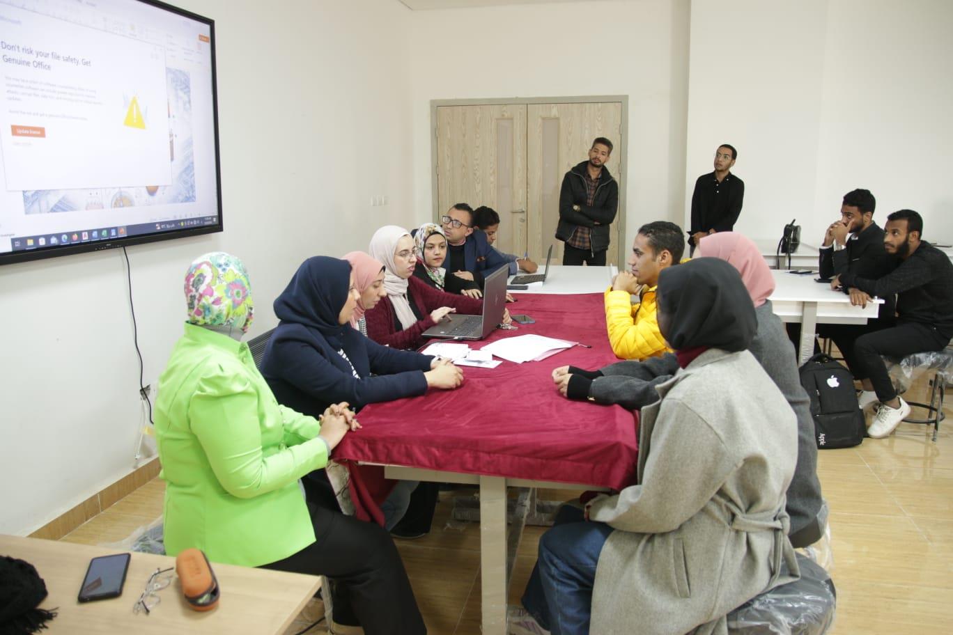 لجنة تحكيم الأعمال المشاركة بمهرجان إبداع تنتهي من أعمالها بجامعة طيبة التكنولوجية