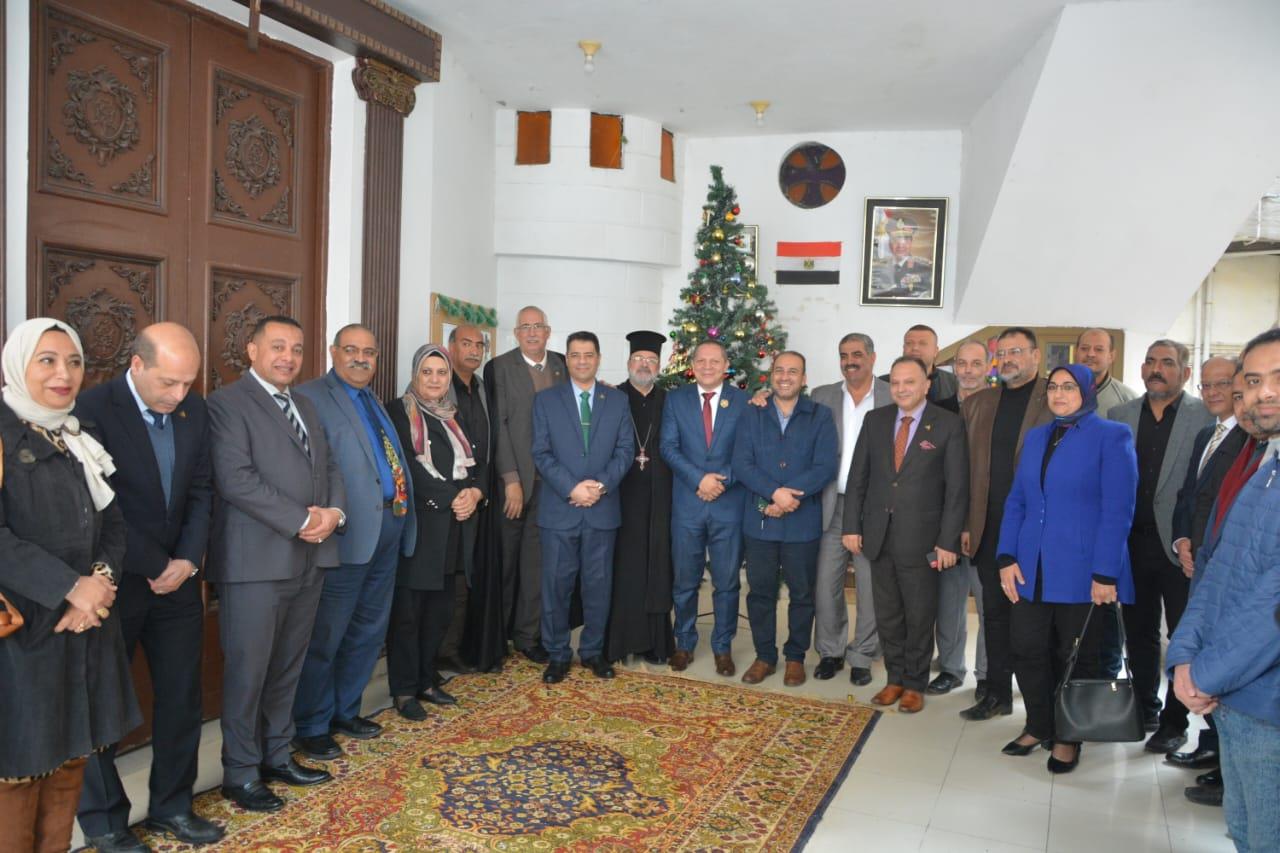 رئيس جامعة دمياط يزور كنيسة الروم الأرثوذكس  للتهنئة بعيد الميلاد المجيد