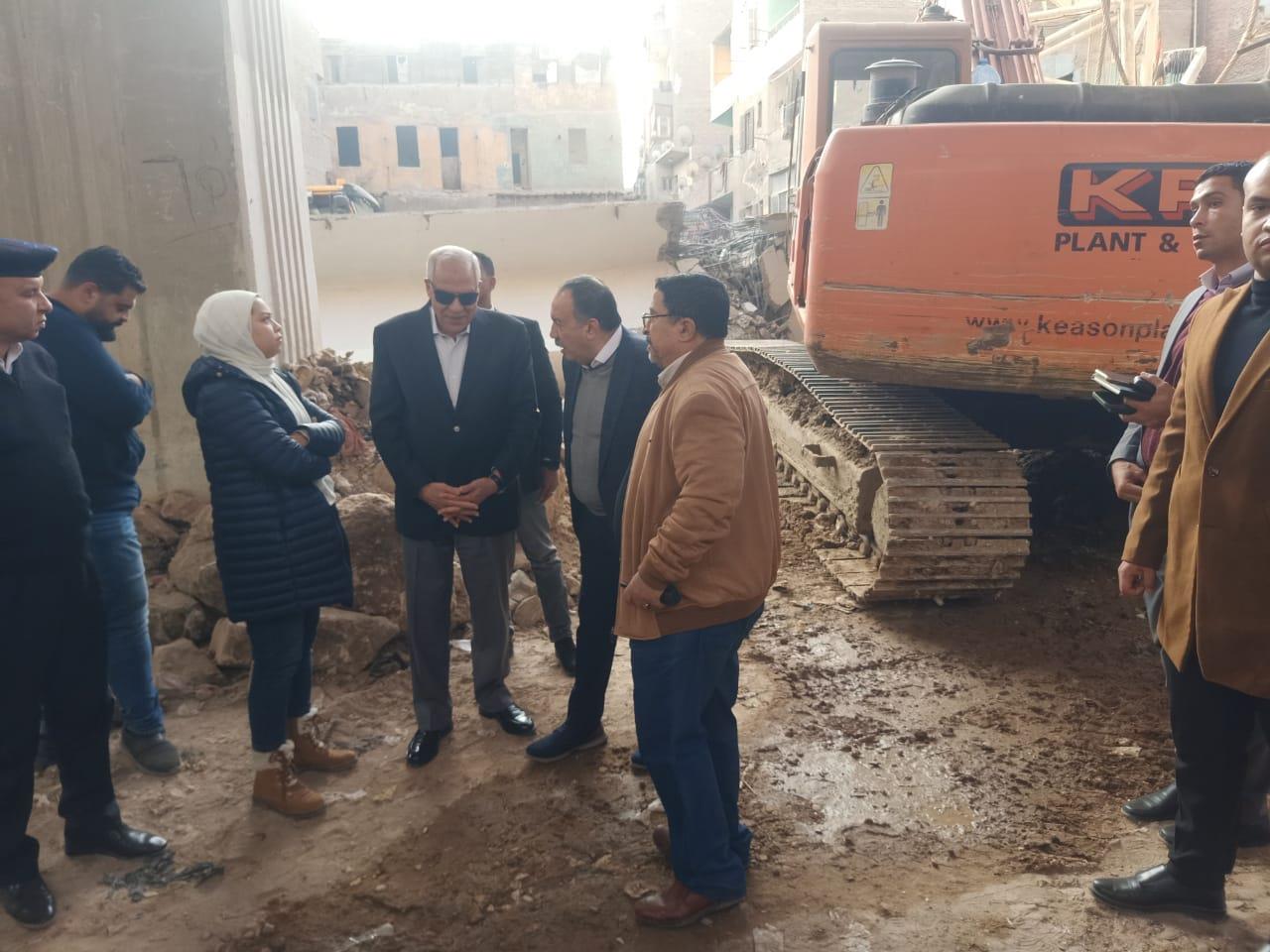 اللواء أحمد راشد محافظ الجيزة موقع حادث انزلاق احدى الكمرات الخرسانية