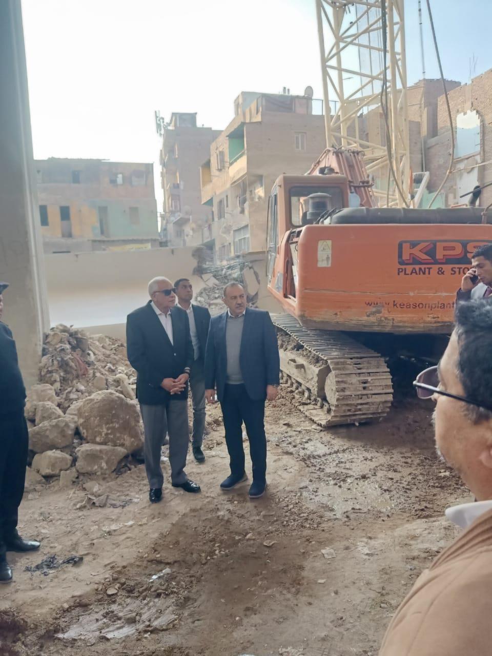 اللواء أحمد راشد محافظ الجيزة موقع حادث انزلاق احدى الكمرات الخرسانية
