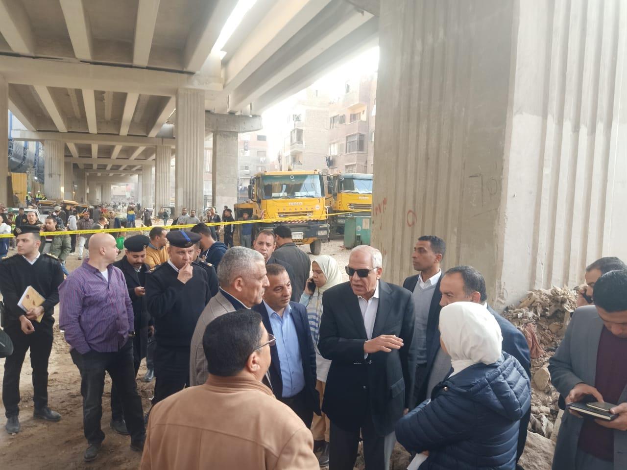 اللواء أحمد راشد محافظ الجيزة موقع حادث انزلاق احدى الكمرات الخرسانية