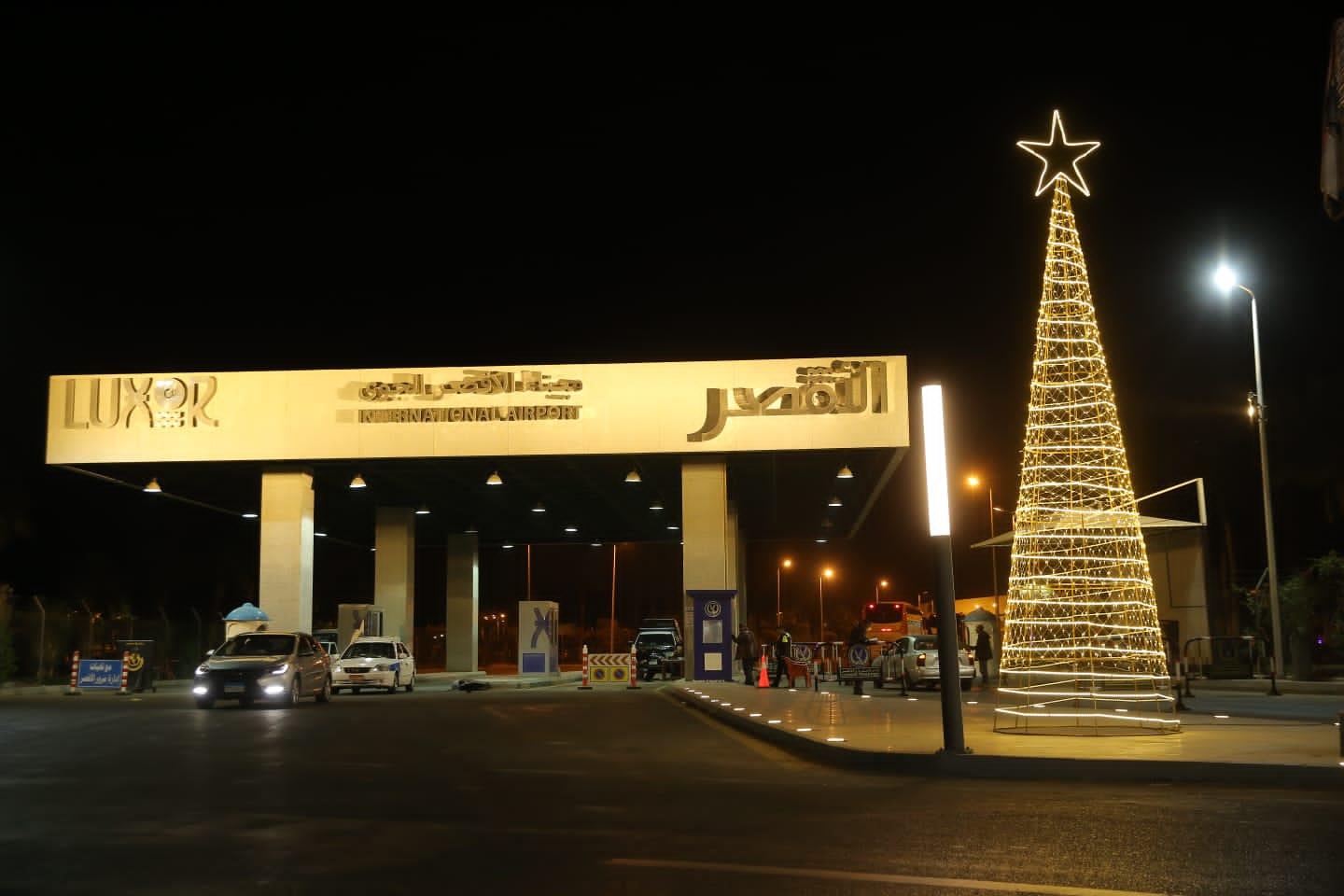 أعمال تزيين المسطحات الخضراء بطول كورنيش النيل بالاقصر