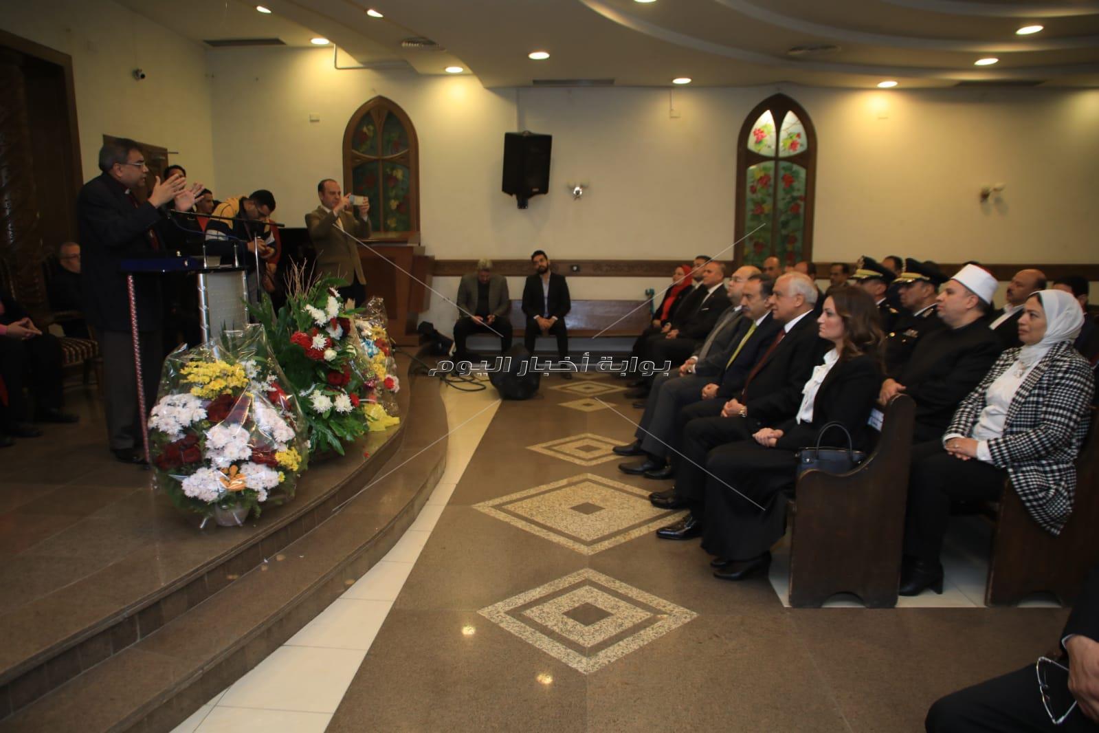 محافظ الجيزة يزور مقر الكنيسة الإنجيلية بالجيزة للتهنئة بعيد الميلاد 