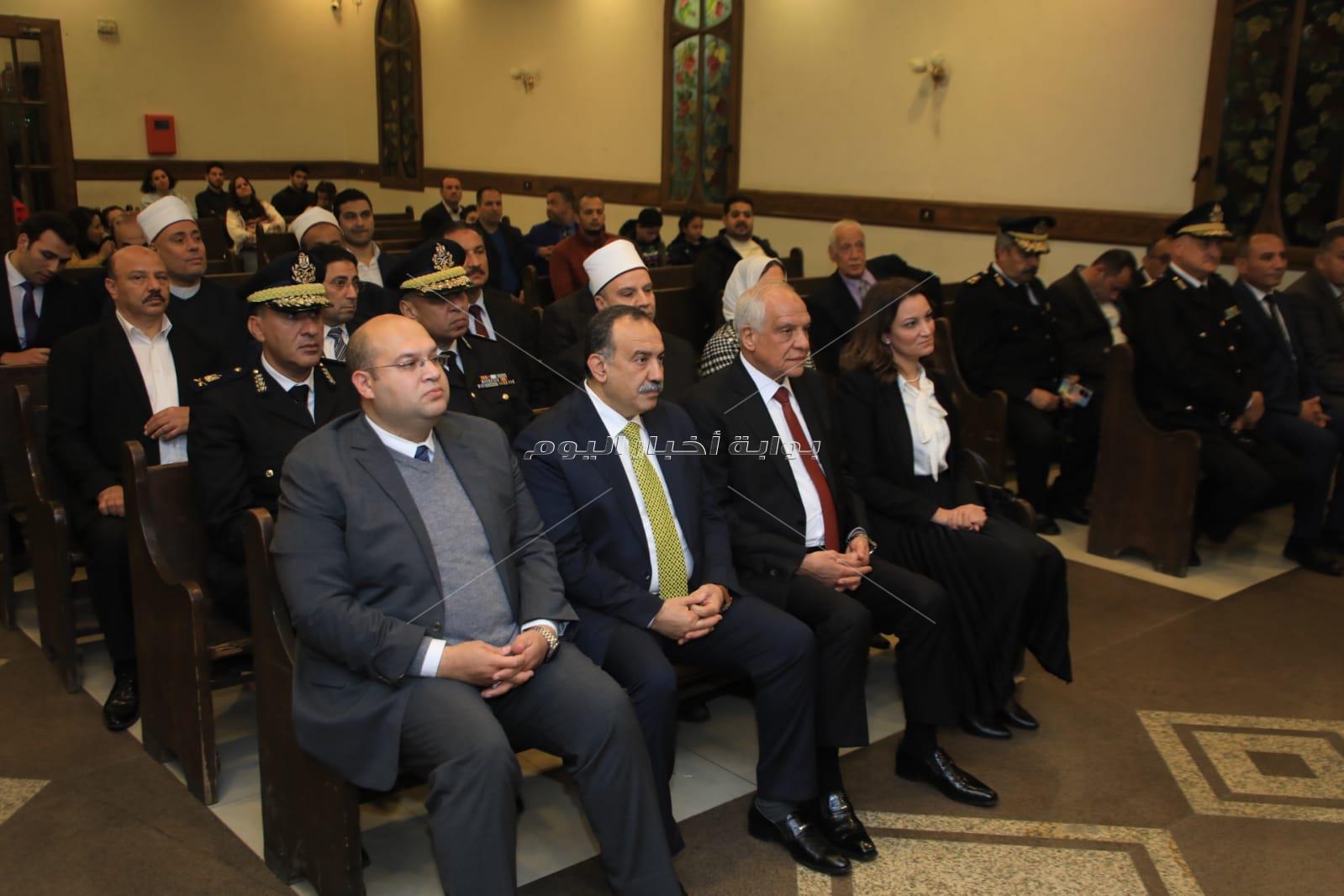 محافظ الجيزة يزور مقر الكنيسة الإنجيلية بالجيزة للتهنئة بعيد الميلاد 