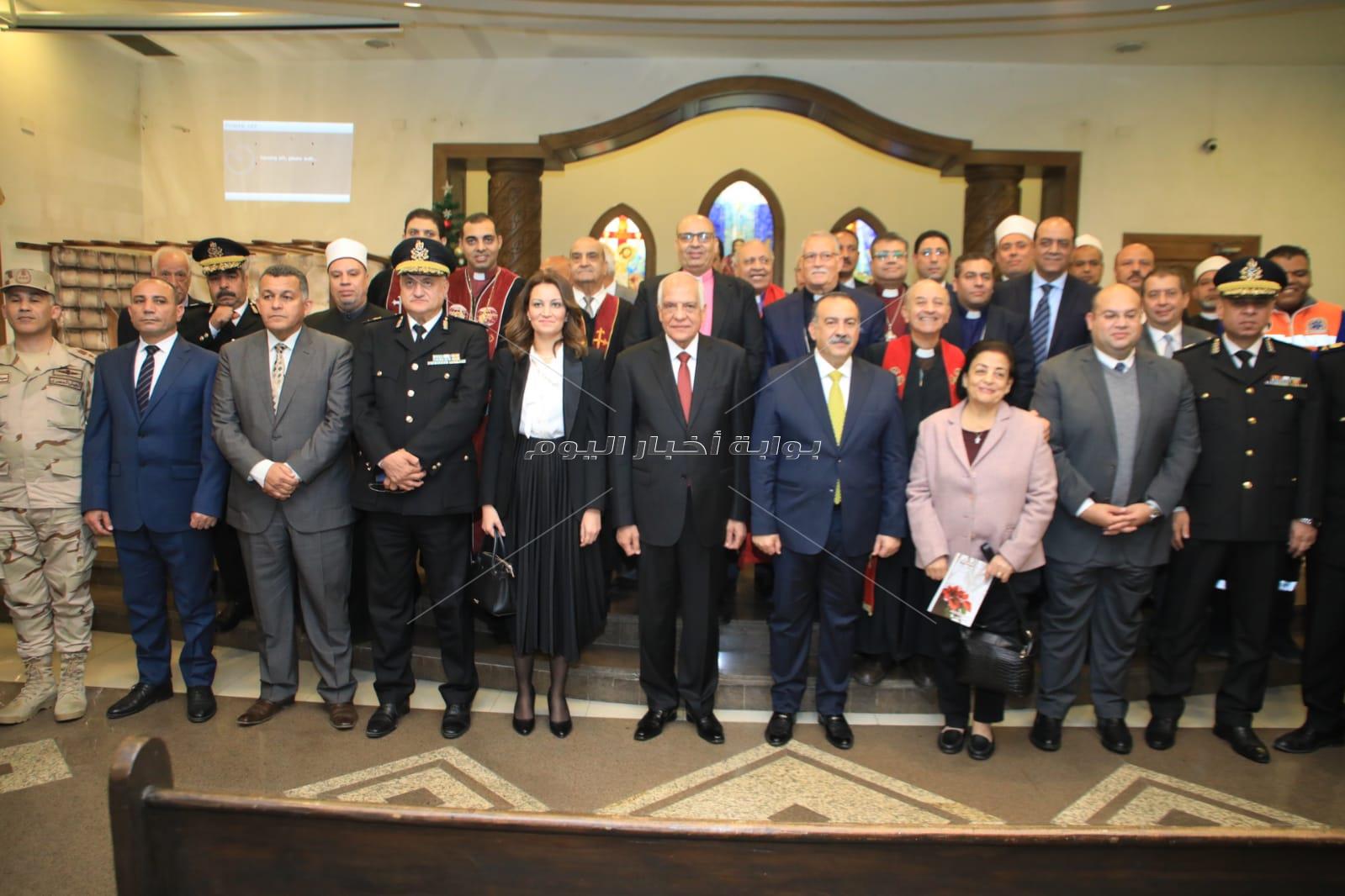 محافظ الجيزة يزور مقر الكنيسة الإنجيلية بالجيزة للتهنئة بعيد الميلاد 