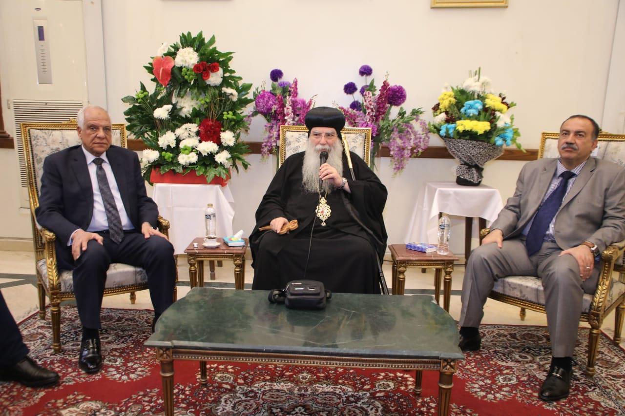 محافظ الجيزة بمقر مطرانية الأقباط الأرثوذكس يقدم التهنئة بعيد الميلاد المجيد