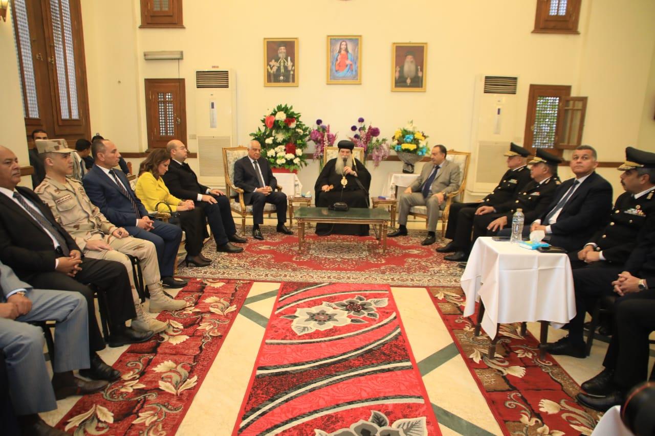  محافظ الجيزة بمقر مطرانية الأقباط الأرثوذكس يقدم التهنئة بعيد الميلاد المجيد