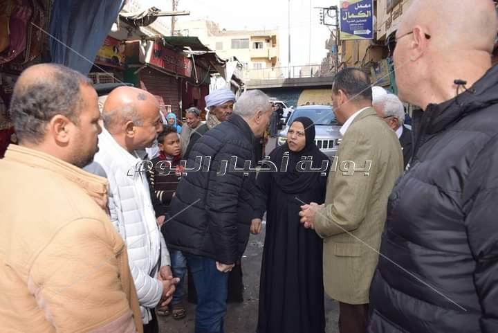 محافظ الاقصر يقود جوله بشوارع الاقصر ويستمع  الى شكاوى المواطنين