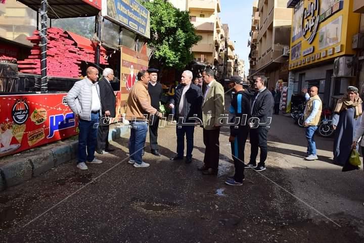 محافظ الاقصر يقود جوله بشوارع الاقصر ويستمع  الى شكاوى المواطنين