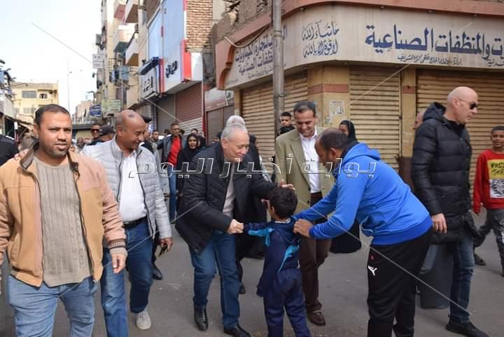 محافظ الاقصر يقود جوله بشوارع الاقصر ويستمع  الى شكاوى المواطنين