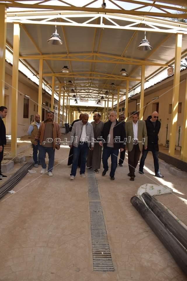 محافظ الاقصر يقود جوله بشوارع الاقصر ويستمع  الى شكاوى المواطنين