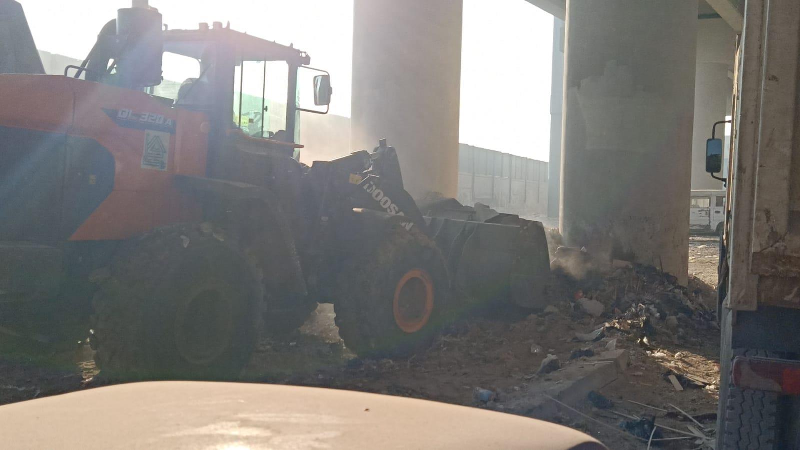جانب من اعمال رفع المخلفات والرتش بطريق ترعه الزمر
