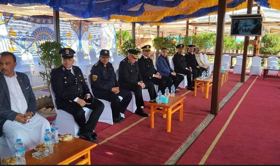 اللواء دكتور خالد فوده، محافظ جنوب سيناء يضع إكليلًا من الزهور على النصب التذكاري