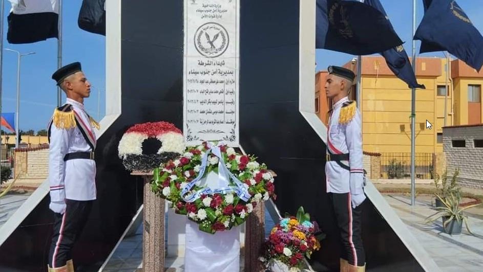 اللواء دكتور خالد فوده، محافظ جنوب سيناء يضع إكليلًا من الزهور على النصب التذكاري