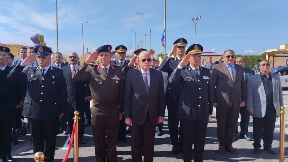 اللواء دكتور خالد فوده، محافظ جنوب سيناء يضع إكليلًا من الزهور على النصب التذكاري
