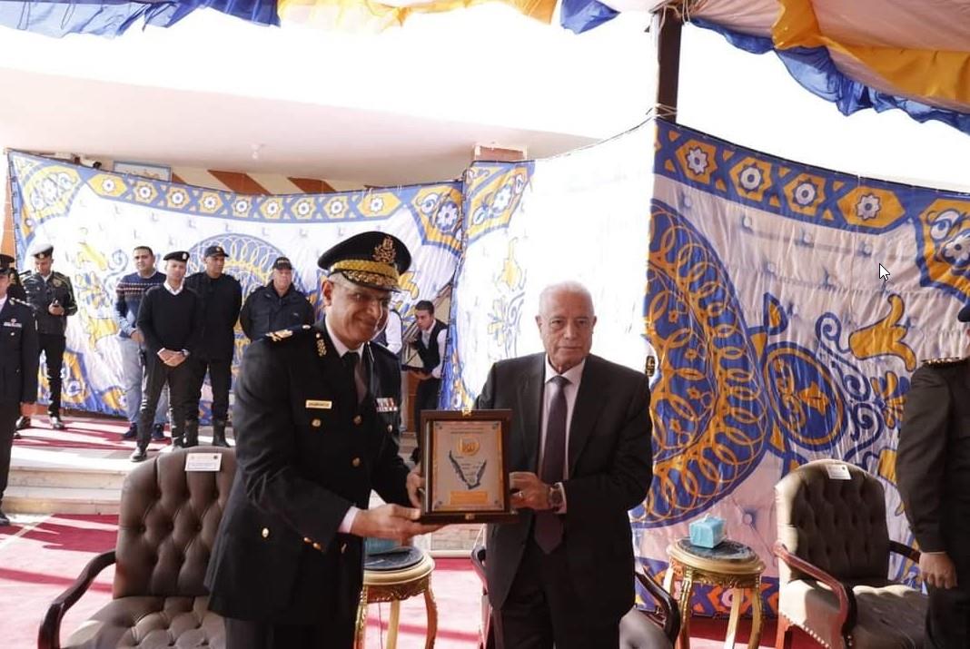 اللواء دكتور خالد فوده، محافظ جنوب سيناء يضع إكليلًا من الزهور على النصب التذكاري