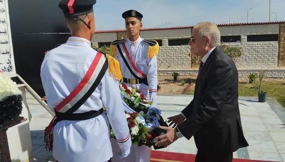اللواء دكتور خالد فوده، محافظ جنوب سيناء يضع إكليلًا من الزهور على النصب التذكاري