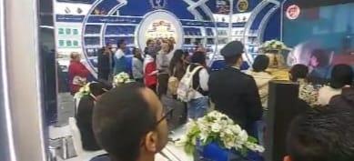 تزاحم رواد معرض الكتاب على جناح وزارة الداخلية لمشاهدة بطولات رجال الشرطة..فيديو 