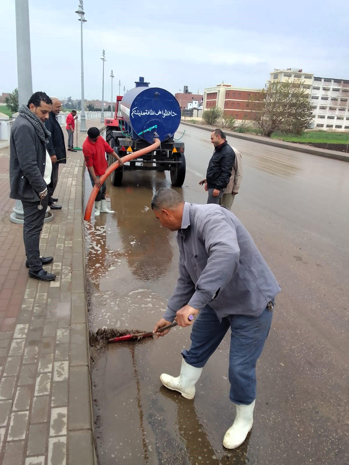 أعمال رفع نواتج مياه الأمطار بمركز زفتى