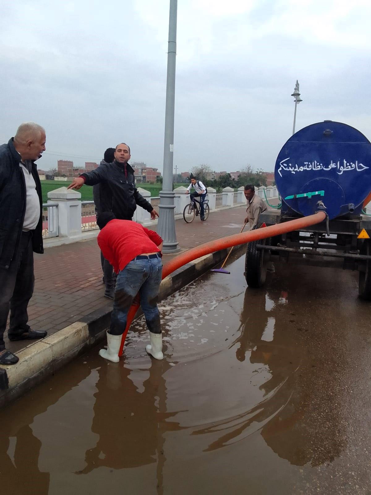 أعمال رفع نواتج مياه الأمطار بمركز زفتى
