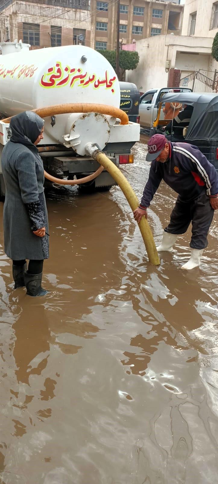 أعمال رفع نواتج مياه الأمطار بمركز زفتى