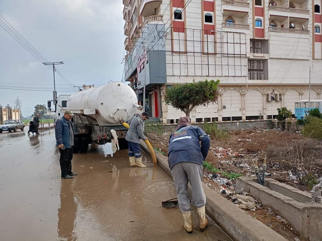 أعمال رفع تجمعات مياه الأمطار بجميع شوارع المدينة