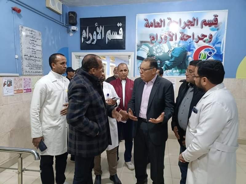 الدكتور ممدوح غراب  محافظ الشرقية خلال زيارة  مصابي غزه بمستشفى  السعديين  المركزي 