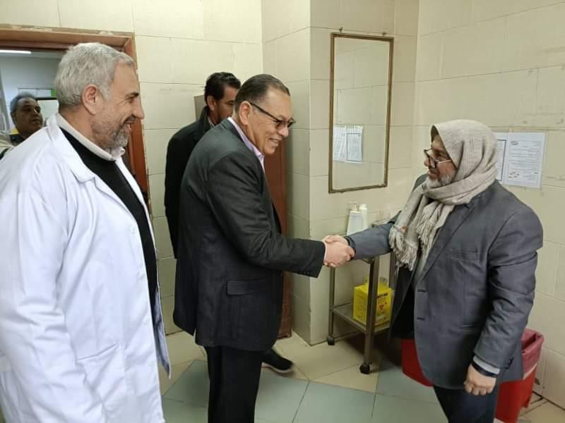 الدكتور ممدوح غراب  محافظ الشرقية خلال زيارة  مصابي غزه بمستشفى  السعديين  المركزي 