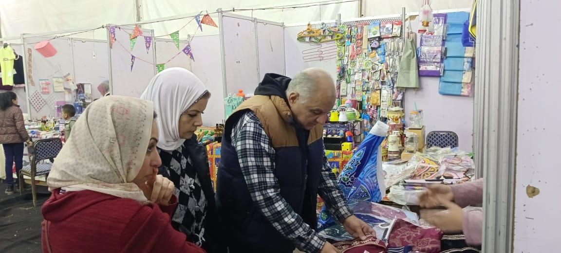 رئيس تجارية الإسماعيلية يتفقد منتجات سيدات الاعمال بمعرض أهلا رمضان