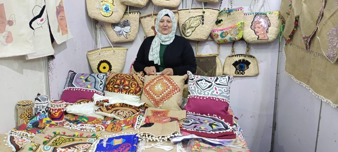 رئيس تجارية الإسماعيلية يتفقد منتجات سيدات الاعمال بمعرض أهلا رمضان