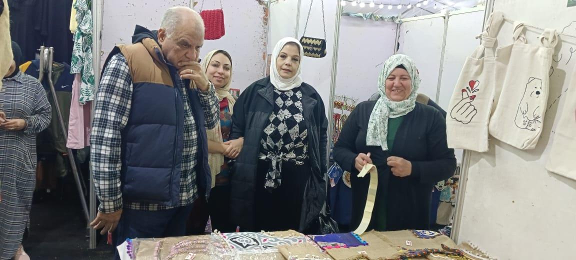 رئيس تجارية الإسماعيلية يتفقد منتجات سيدات الاعمال بمعرض أهلا رمضان