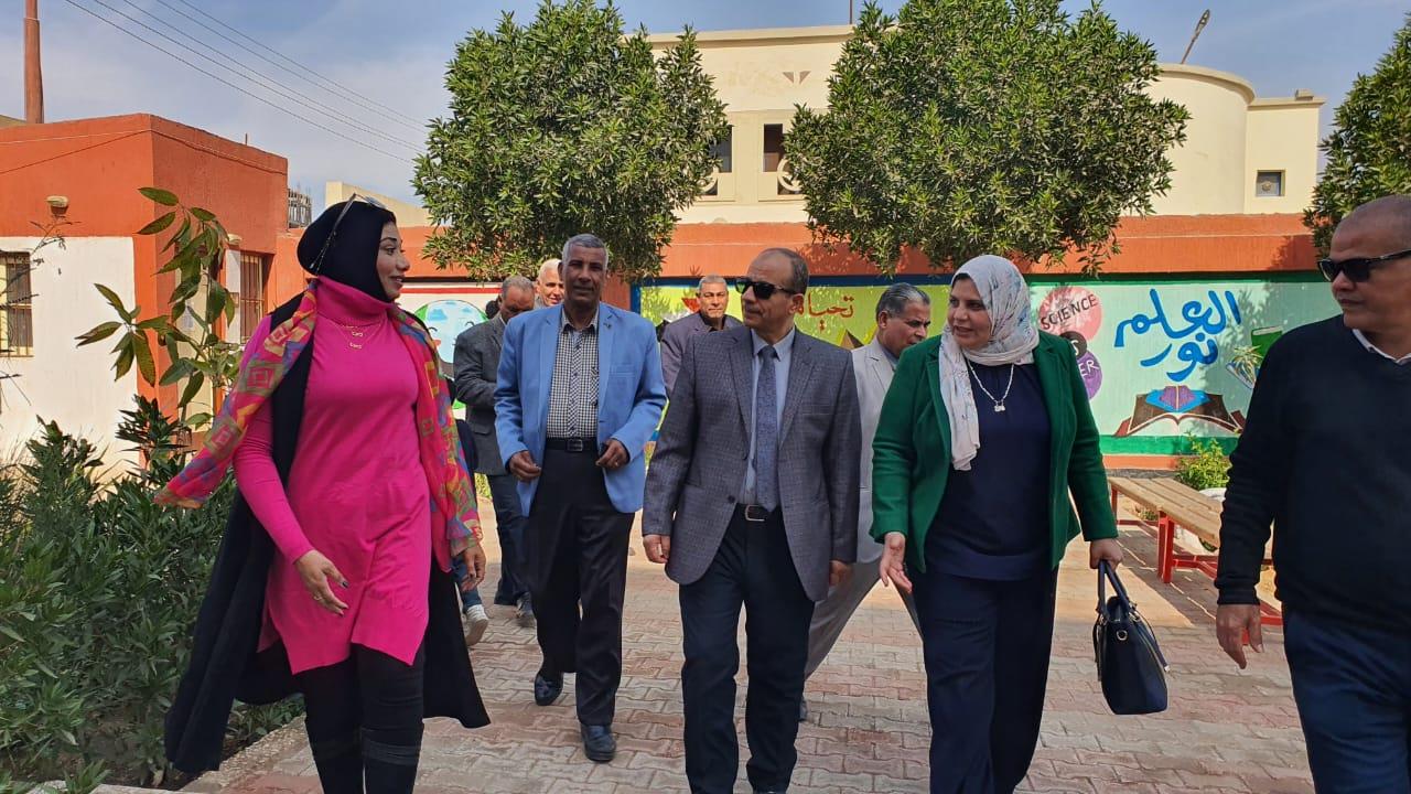 الدكتور صبري خالد عثمان وكيل وزارة التربية والتعليم بالأقصر خلال جولة تفقدية 