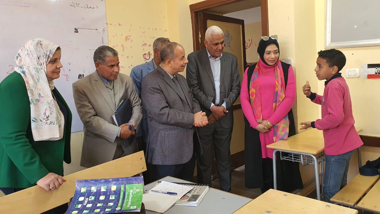 الدكتور صبري خالد عثمان وكيل وزارة التربية والتعليم بالأقصر خلال جولة تفقدية 