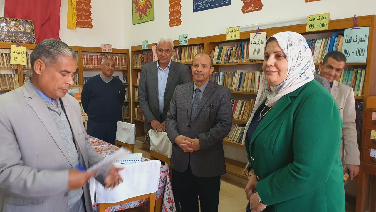 الدكتور صبري خالد عثمان وكيل وزارة التربية والتعليم بالأقصر خلال جولة تفقدية 