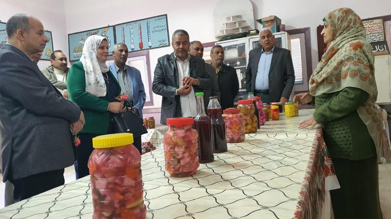 الدكتور صبري خالد عثمان وكيل وزارة التربية والتعليم بالأقصر خلال جولة تفقدية 