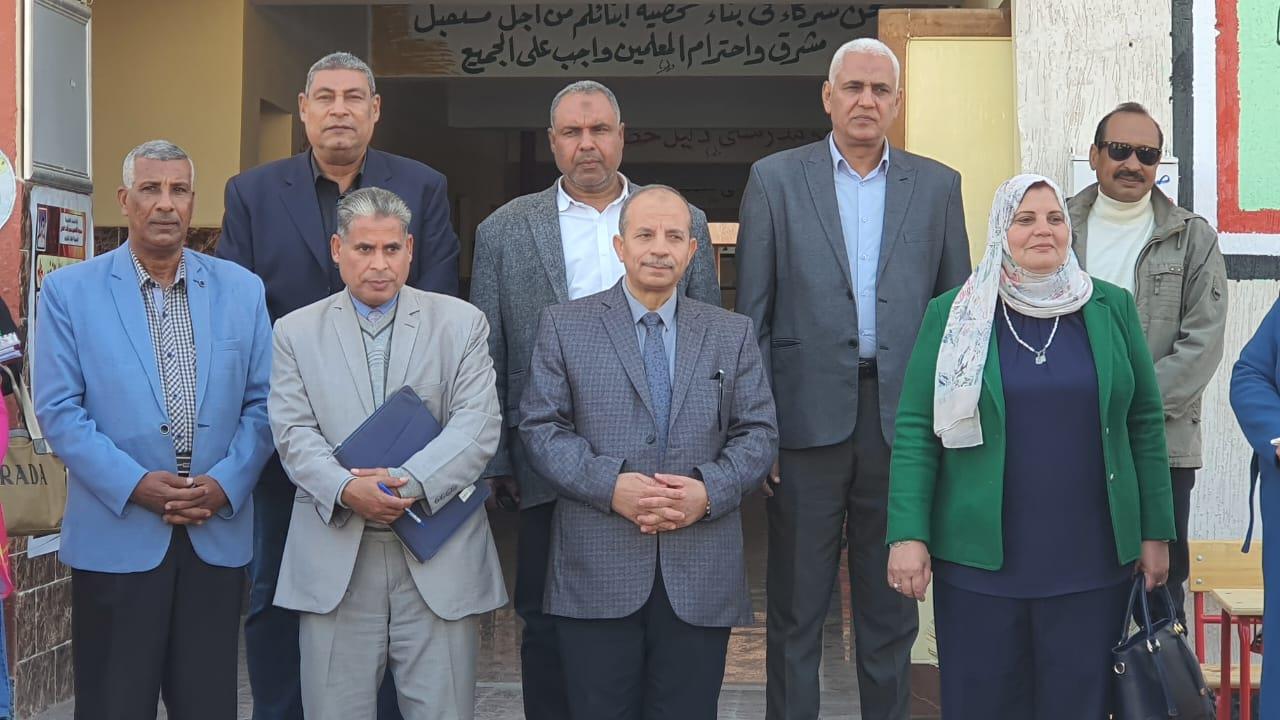 الدكتور صبري خالد عثمان وكيل وزارة التربية والتعليم بالأقصر خلال جولة تفقدية 