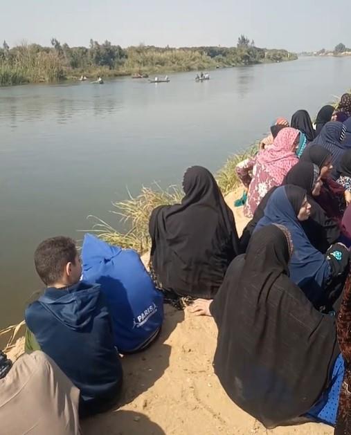 اهالي القرية في انتظار الجثامين