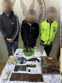 المتهمين وامامهم المضبوطات