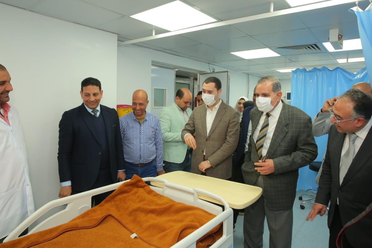 محافظ كفر الشيخ خلال الاطمئنان علي حالة الطفلة "جاسمين"